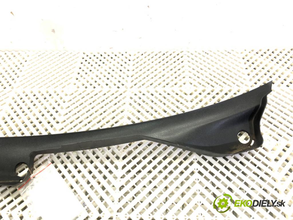 AUDI A4 B8 Avant (8K5) 2007 - 2015    2.0 TDI 105 kW [143 KM] olej napędowy 2008 - 2015  Torpédo, plast pod čelné okno 8K1819403 (Torpéda)