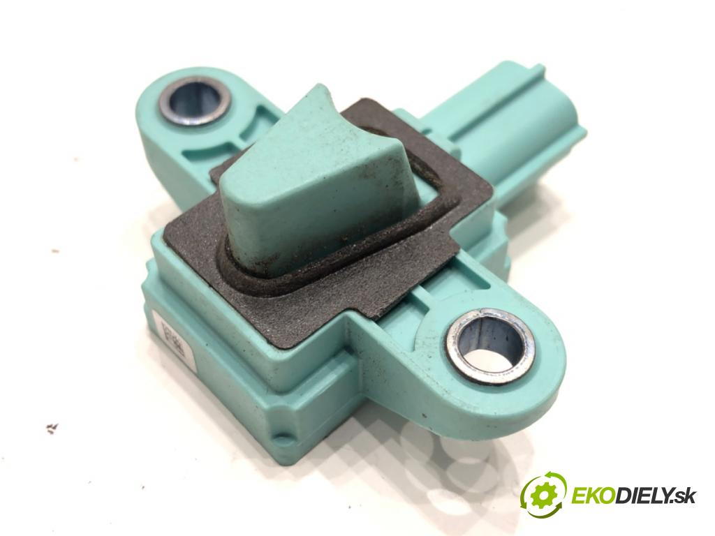 AUDI A4 B8 Avant (8K5) 2007 - 2015    2.0 TDI 105 kW [143 KM] olej napędowy 2008 - 2015  Snímač nárazu 8K0955557C (Snímače nárazu)