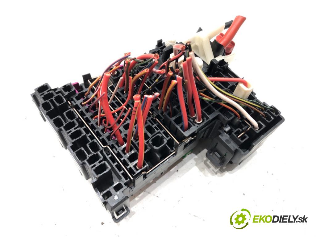 SEAT ATECA (KH7, KHP) 2016 - 2022    1.4 TSI 110 kW [150 KM] benzyna 2016 - 2022  skříňka poistková 5Q0937615C (Pojistkové skříňky)