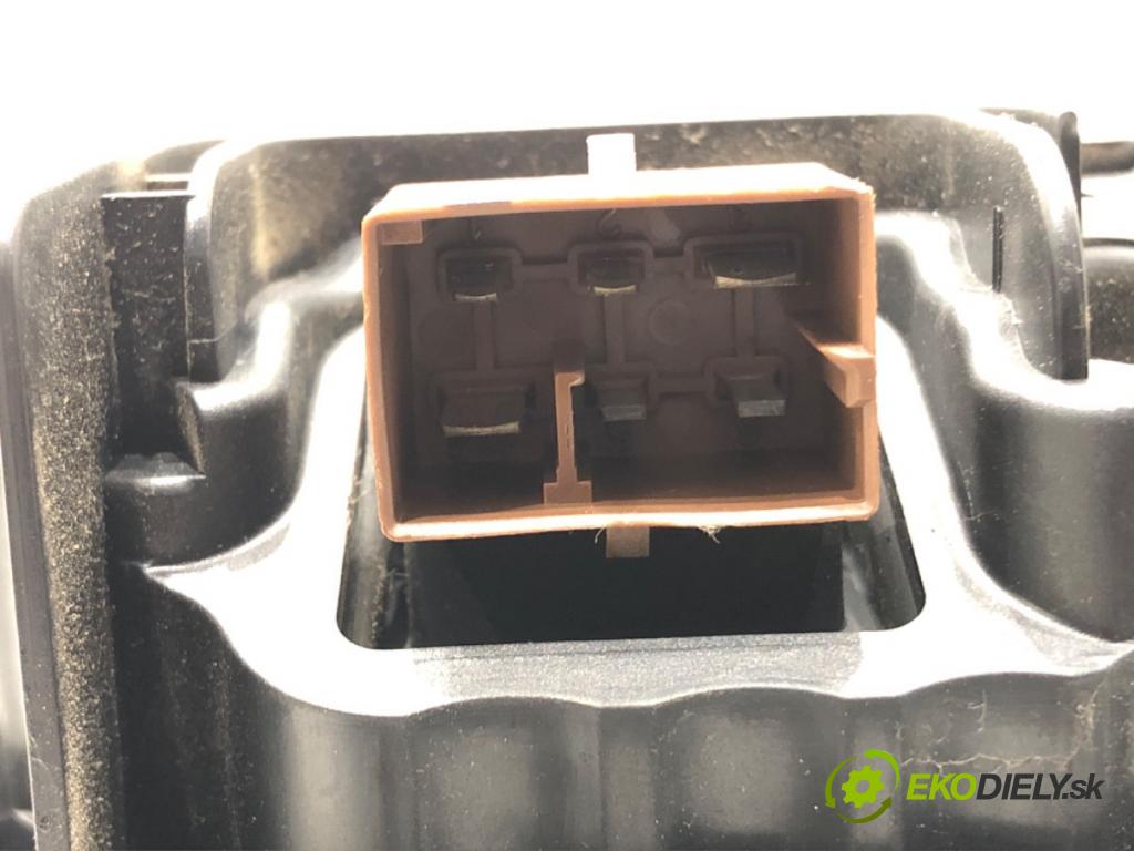 AUDI A4 B6 Avant (8E5) 2000 - 2005    1.9 TDI 96 kW [130 KM] olej napędowy 2001 - 2004  ventilátor kúrenia 8E1820021B