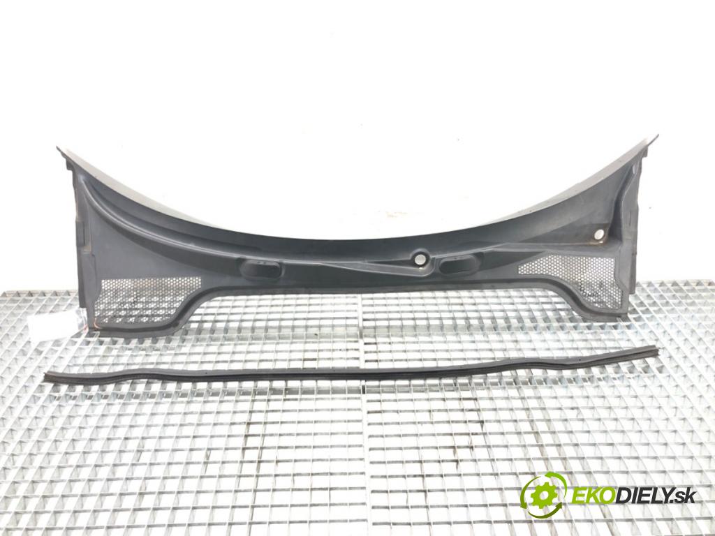 AUDI A3 (8P1) 2003 - 2013    2.0 TDI 16V 103 kW [140 KM] olej napędowy 2003 - 2012  Torpédo, plast pod čelné okno 8P1819415A (Torpéda)