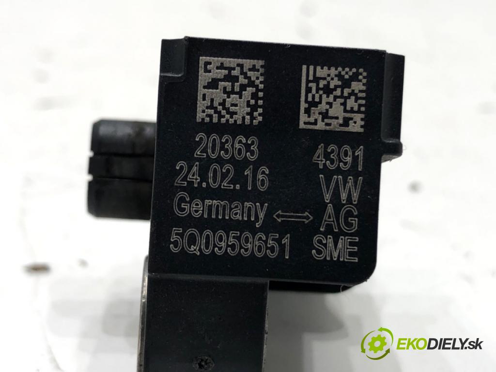 SKODA SUPERB III Kombi (3V5) 2015 - 2022    2.0 TSI 4x4 206 kW [280 KM] benzyna 2015 - 2022  Snímač nárazu 5Q0959651 (Snímače nárazu)