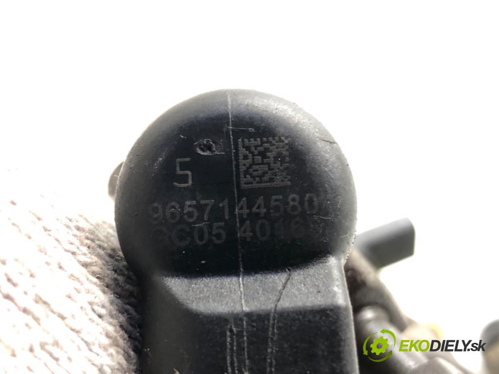 VOLVO V50 (545) 2003 - 2012    2.0 D 100 kW [136 KM] olej napędowy 2004 - 2010  vstřikovací ventily 9657144580