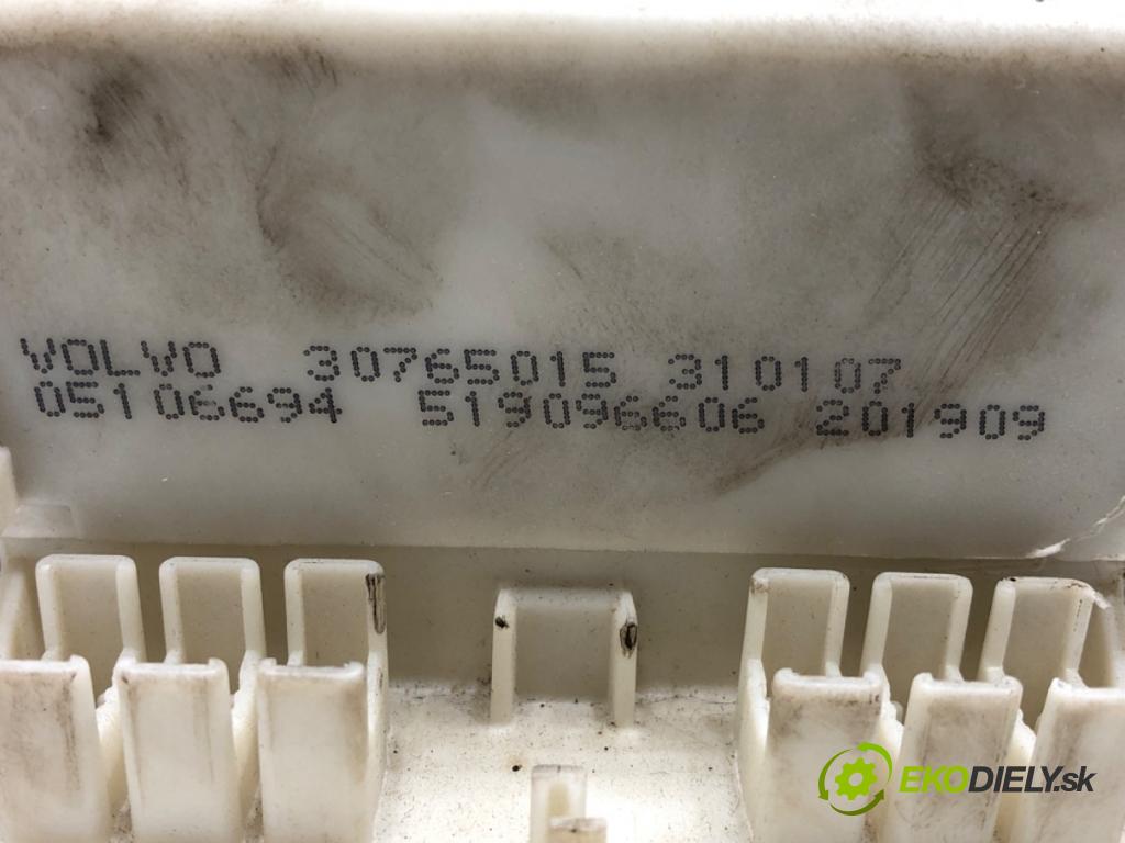 VOLVO V50 (545) 2003 - 2012    2.0 D 100 kW [136 KM] olej napędowy 2004 - 2010  modul BSI 30765015 (Pojistkové skříňky)