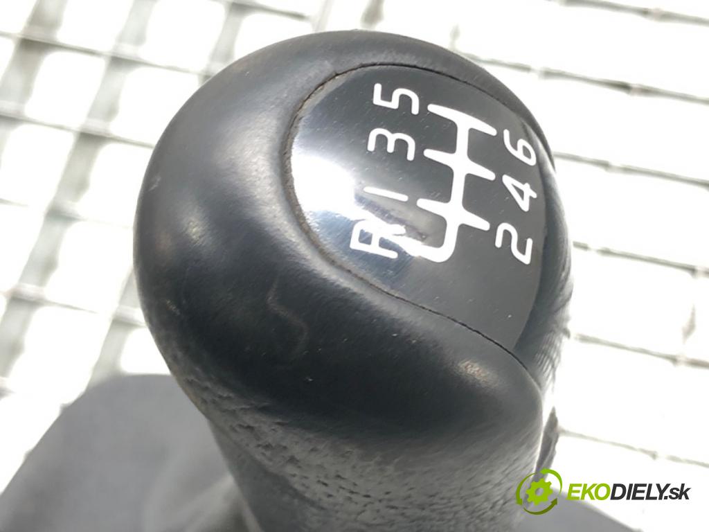 VOLVO V50 (545) 2003 - 2012    2.0 D 100 kW [136 KM] olej napędowy 2004 - 2010  Kulisa 30759150 (Rýchlostné páky / kulisy)