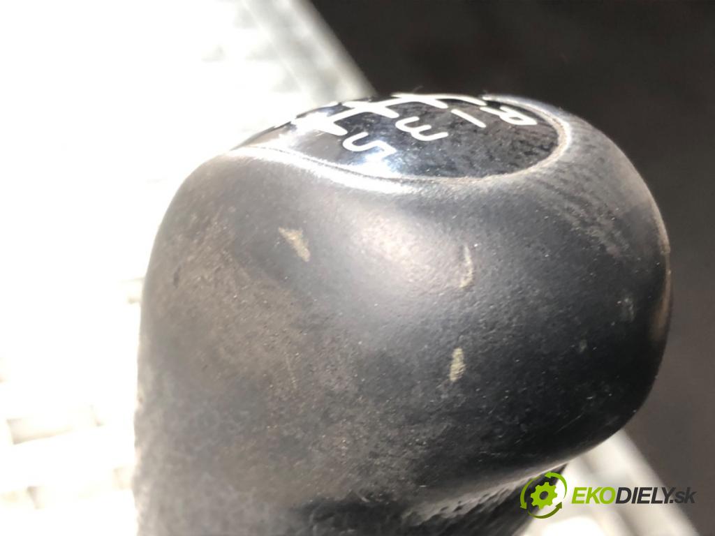 VOLVO V50 (545) 2003 - 2012    2.0 D 100 kW [136 KM] olej napędowy 2004 - 2010  Kulisa 30759150 (Rýchlostné páky / kulisy)