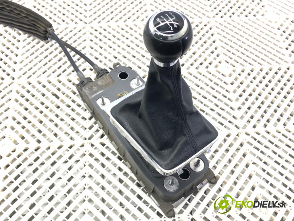 VW PASSAT B6 Variant (3C5) 2005 - 2011    1.9 TDI 77 kW [105 KM] olej napędowy 2005 - 2010  Kulisa 3C0711049L (Rýchlostné páky / kulisy)