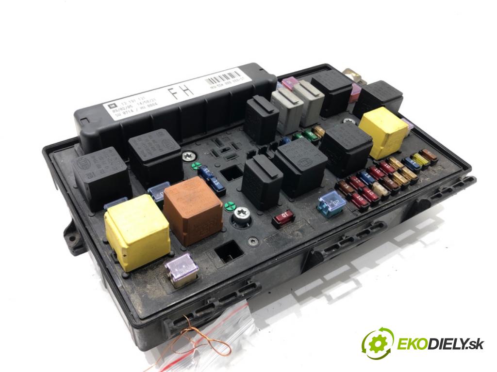 OPEL ASTRA H GTC (A04) 2005 - 2010    1.9 CDTi (L08) 110 kW [150 KM] olej napędowy 2005 - 2010  skříňka poistková 13191131 (Pojistkové skříňky)