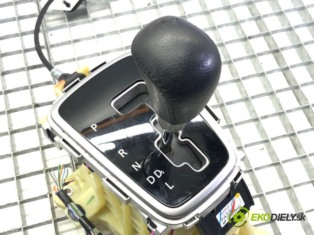 MITSUBISHI MIRAGE / SPACE STAR VI liftback (A0_A) 2012 - 2022    1.2 (A03A) 59 kW [80 KM] benzyna 2012 - 2022  Kulisa 2400A544 (Rýchlostné páky / kulisy)