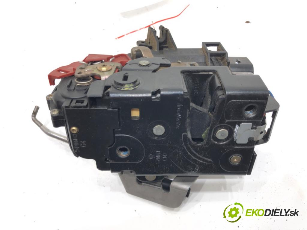 AUDI A4 B6 (8E2) 2000 - 2005    1.9 TDI 96 kW [130 KM] olej napędowy 2000 - 2004  zámok dveře levý zadní část 8E0839015C