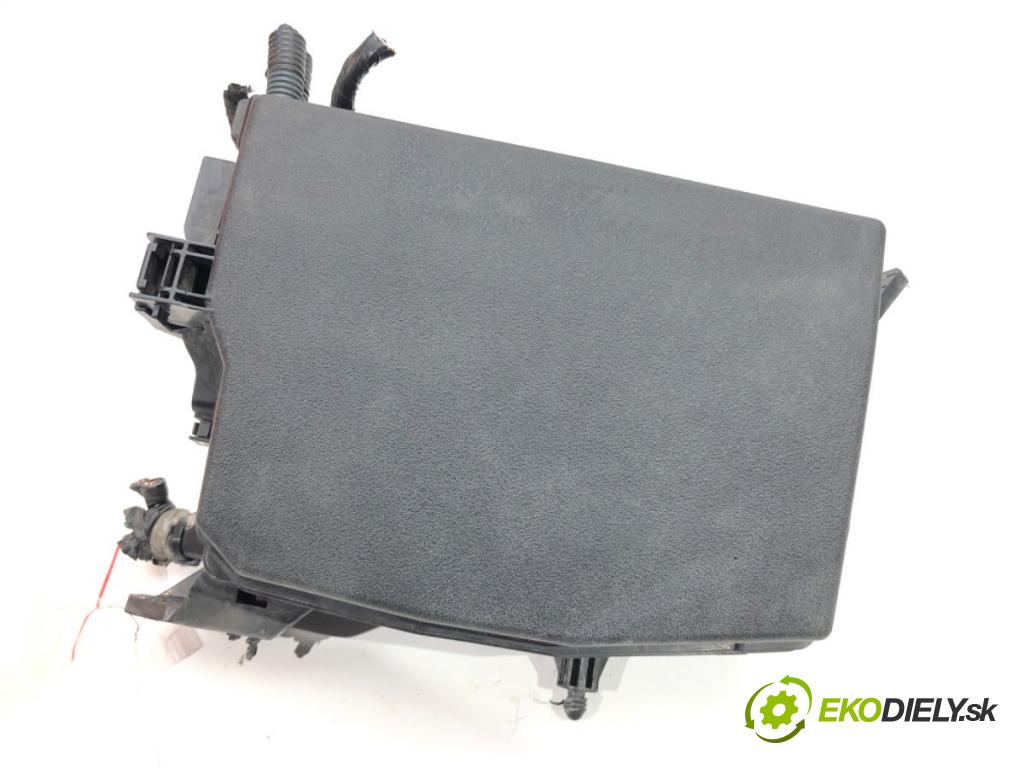 TOYOTA AURIS (_E18_) 2012 - 2018    1.6 (ZRE181_, ZRE185_) 97 kW [132 KM] benzyna 2012 - 2018  skříňka poistková  (Pojistkové skříňky)