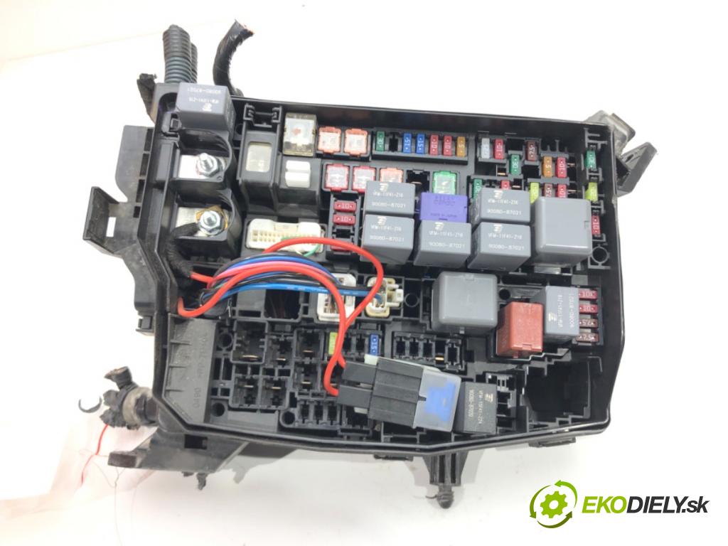 TOYOTA AURIS (_E18_) 2012 - 2018    1.6 (ZRE181_, ZRE185_) 97 kW [132 KM] benzyna 2012 - 2018  skříňka poistková  (Pojistkové skříňky)