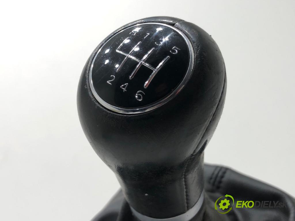 AUDI A4 B8 Avant (8K5) 2007 - 2015    1.8 TFSI 118 kW [160 KM] benzyna 2007 - 2012  Kulisa 8K0711025K (Rýchlostné páky / kulisy)