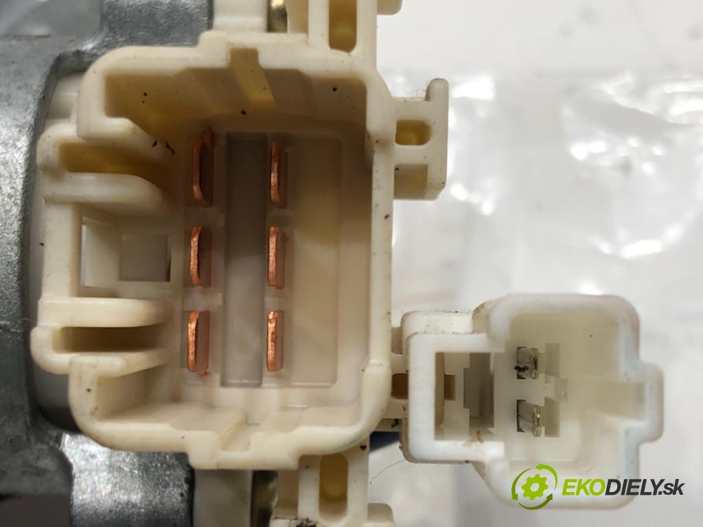 TOYOTA YARIS VERSO (_P2_) 1999 - 2005    1.3 (NCP20_, NCP22_) 63 kW [86 KM] benzyna 1999 - 2002  spinačka 45020-52 (Spínacie skrinky a kľúče)