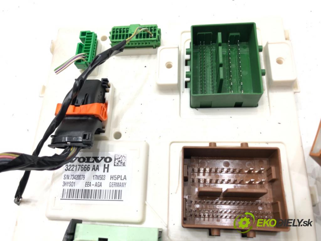 VOLVO XC60 II (246) 2017 - 2022    D4 AWD 140 kW [190 KM] olej napędowy 2017 - 2022  modul BSI 32217666 (Pojistkové skříňky)