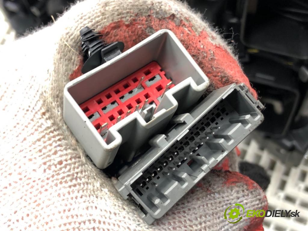 VOLVO XC60 II (246) 2017 - 2022    D4 AWD 140 kW [190 KM] olej napędowy 2017 - 2022  topné těleso radiátor topení 31497561 (Radiátory topení)