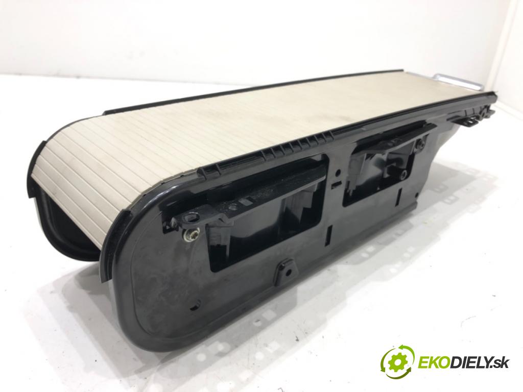 VOLVO XC60 II (246) 2017 - 2022    D4 AWD 140 kW [190 KM] olej napędowy 2017 - 2022  Držiak na nápoje 31469622 (Úchyty, držiaky na nápoje)