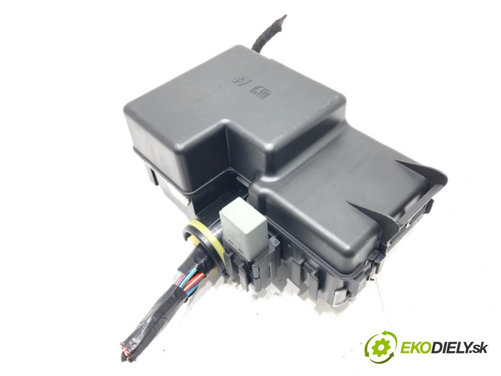 VOLVO XC60 II (246) 2017 - 2022    D4 AWD 140 kW [190 KM] olej napędowy 2017 - 2022  skříňka poistková 31384034 (Pojistkové skříňky)