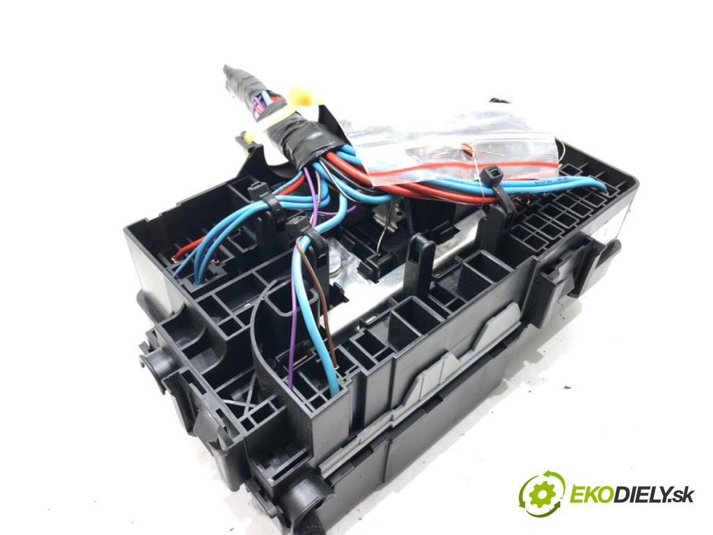 VOLVO XC60 II (246) 2017 - 2022    D4 AWD 140 kW [190 KM] olej napędowy 2017 - 2022  skříňka poistková 31384034 (Pojistkové skříňky)