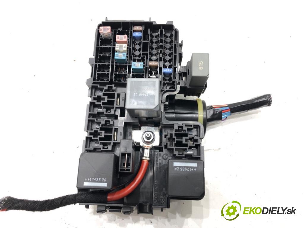 VOLVO XC60 II (246) 2017 - 2022    D4 AWD 140 kW [190 KM] olej napędowy 2017 - 2022  skříňka poistková 31384034 (Pojistkové skříňky)