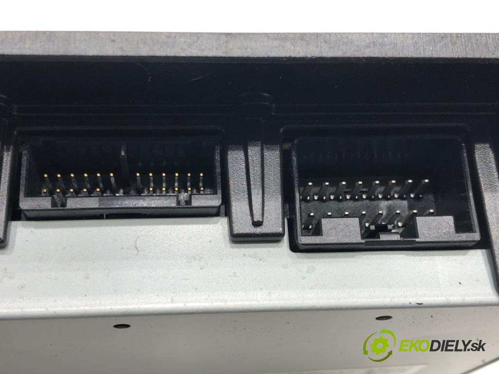 VOLVO XC60 II (246) 2017 - 2022    D4 AWD 140 kW [190 KM] olej napędowy 2017 - 2022  Zosilňovač radia 32212303AA (Zosilňovače)