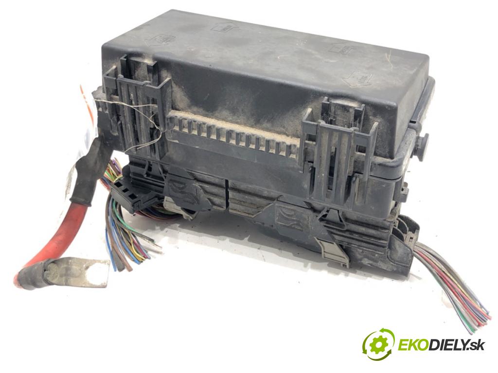 FIAT GRANDE PUNTO (199_) 2005 - 2022    1.3 D Multijet (199.AXD11, 199.AXD1A, 199.AXD1B,... 66 kW [90 KM] olej napędowy 2005 - 2010  skříňka poistková 51775622 (Pojistkové skříňky)