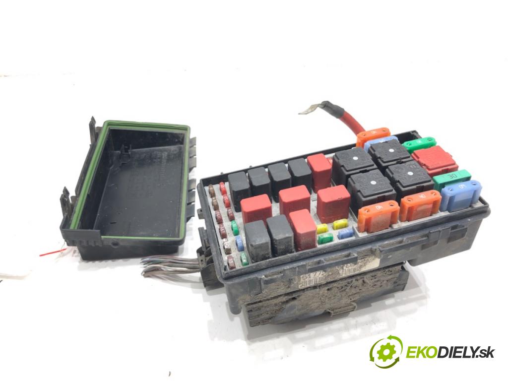 FIAT GRANDE PUNTO (199_) 2005 - 2022    1.3 D Multijet (199.AXD11, 199.AXD1A, 199.AXD1B,... 66 kW [90 KM] olej napędowy 2005 - 2010  skříňka poistková 51775622 (Pojistkové skříňky)