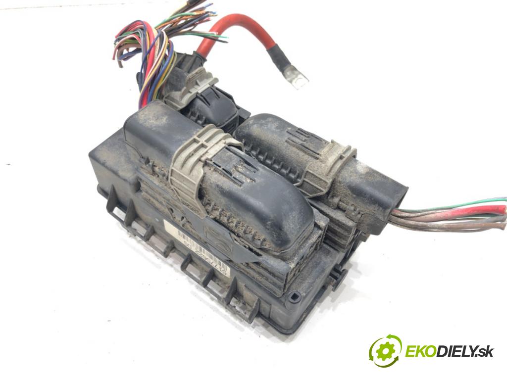 FIAT GRANDE PUNTO (199_) 2005 - 2022    1.3 D Multijet (199.AXD11, 199.AXD1A, 199.AXD1B,... 66 kW [90 KM] olej napędowy 2005 - 2010  skříňka poistková 51775622 (Pojistkové skříňky)