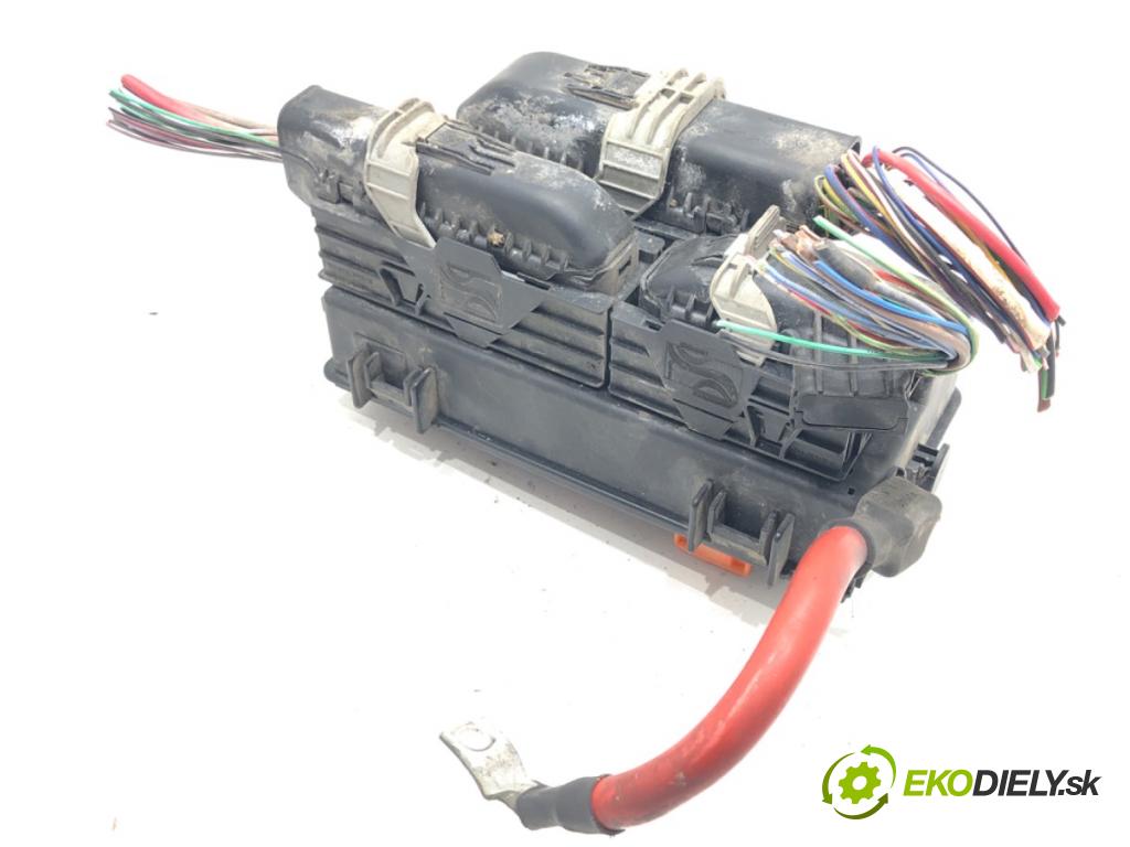 FIAT GRANDE PUNTO (199_) 2005 - 2022    1.3 D Multijet (199.AXD11, 199.AXD1A, 199.AXD1B,... 66 kW [90 KM] olej napędowy 2005 - 2010  skříňka poistková 51775622 (Pojistkové skříňky)