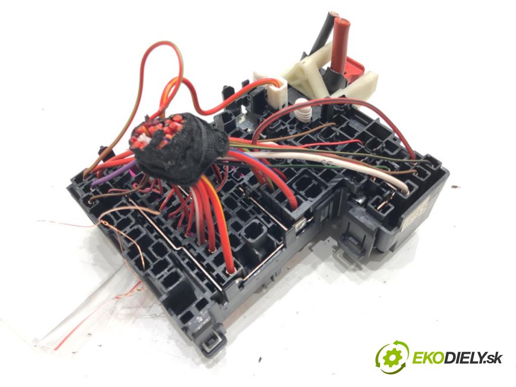 VW GOLF VII (5G1, BQ1, BE1, BE2) 2012 - 2022    1.6 TDI 85 kW [115 KM] olej napędowy 2016 - 2022  skříňka poistková  (Pojistkové skříňky)