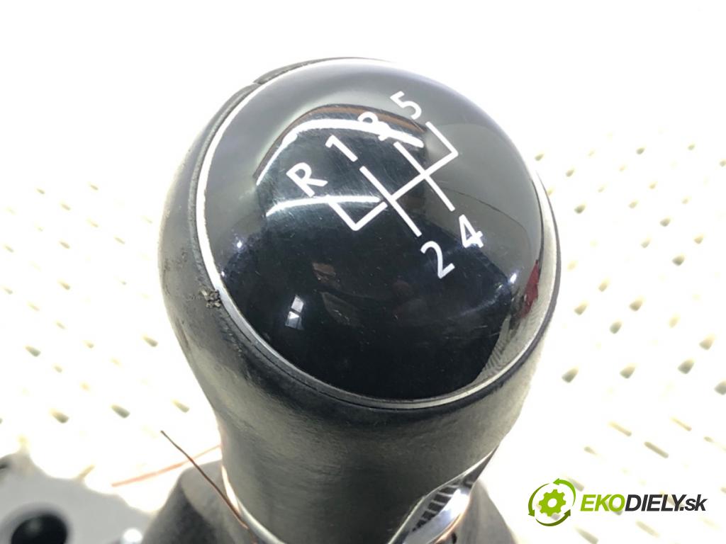 VW GOLF VII (5G1, BQ1, BE1, BE2) 2012 - 2022    1.6 TDI 85 kW [115 KM] olej napędowy 2016 - 2022  Kulisa 5Q0711049BK (Rýchlostné páky / kulisy)