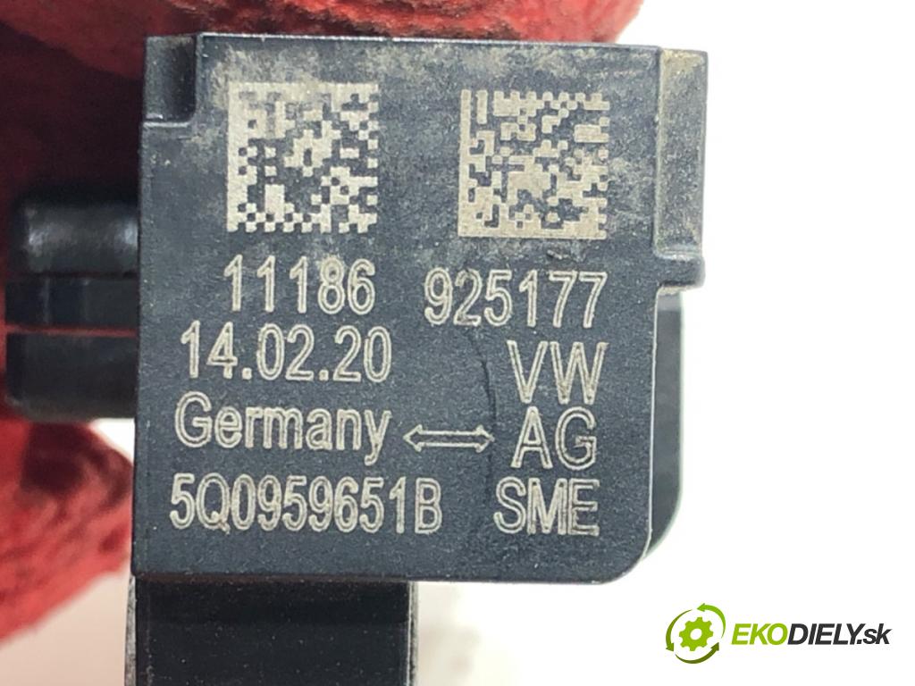 VW GOLF VII (5G1, BQ1, BE1, BE2) 2012 - 2022    1.6 TDI 85 kW [115 KM] olej napędowy 2016 - 2022  Snímač nárazu 5Q0959651B (Snímače nárazu)