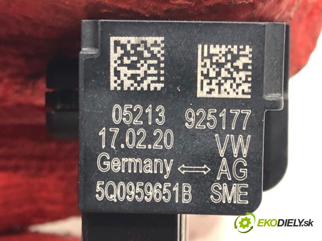 VW GOLF VII (5G1, BQ1, BE1, BE2) 2012 - 2022    1.6 TDI 85 kW [115 KM] olej napędowy 2016 - 2022  Snímač nárazu 5Q0959651B (Snímače nárazu)
