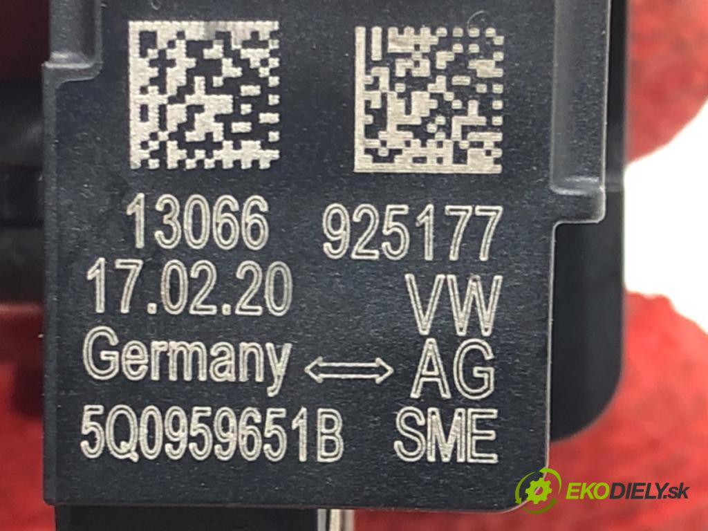 VW GOLF VII (5G1, BQ1, BE1, BE2) 2012 - 2022    1.6 TDI 85 kW [115 KM] olej napędowy 2016 - 2022  Snímač nárazu 5Q0959651B (Snímače nárazu)