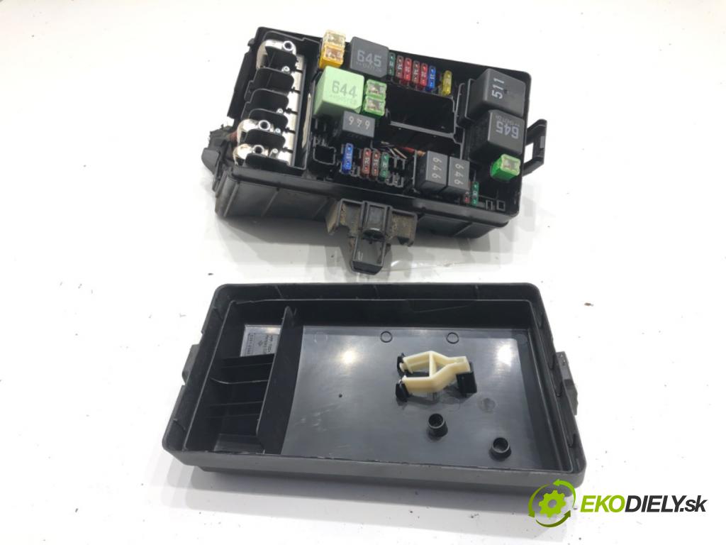 VW GOLF VII (5G1, BQ1, BE1, BE2) 2012 - 2022    1.6 TDI 85 kW [115 KM] olej napędowy 2016 - 2022  skříňka poistková 5Q0937125G (Pojistkové skříňky)