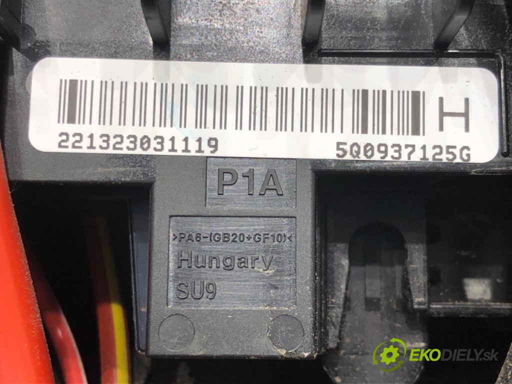 VW GOLF VII (5G1, BQ1, BE1, BE2) 2012 - 2022    1.6 TDI 85 kW [115 KM] olej napędowy 2016 - 2022  skříňka poistková 5Q0937125G (Pojistkové skříňky)