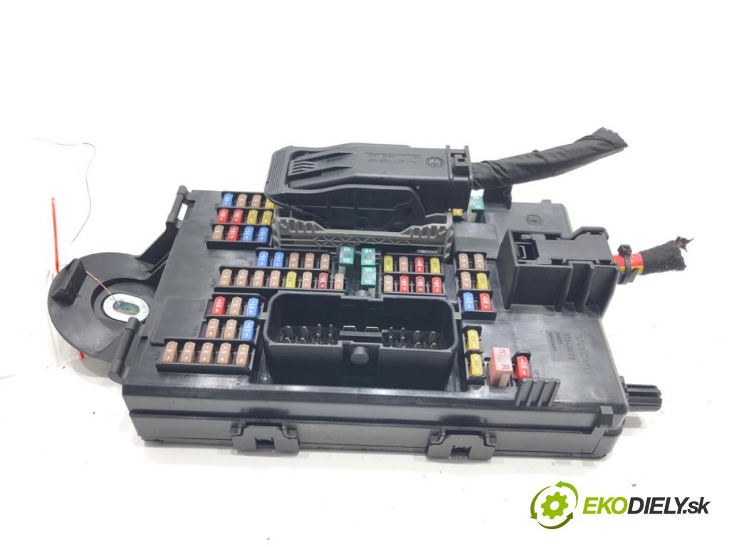 VOLVO XC60 II (246) 2017 - 2022    D4 AWD 140 kW [190 KM] olej napędowy 2017 - 2022  skříňka poistková 32209198 (Pojistkové skříňky)