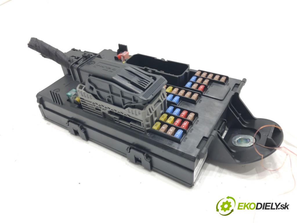 VOLVO XC60 II (246) 2017 - 2022    D4 AWD 140 kW [190 KM] olej napędowy 2017 - 2022  skříňka poistková 32209198 (Pojistkové skříňky)