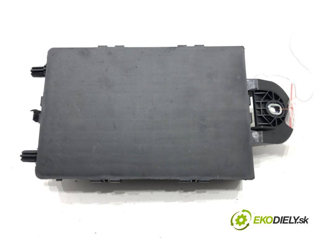 VOLVO XC60 II (246) 2017 - 2022    D4 AWD 140 kW [190 KM] olej napędowy 2017 - 2022  skříňka poistková 32209198 (Pojistkové skříňky)