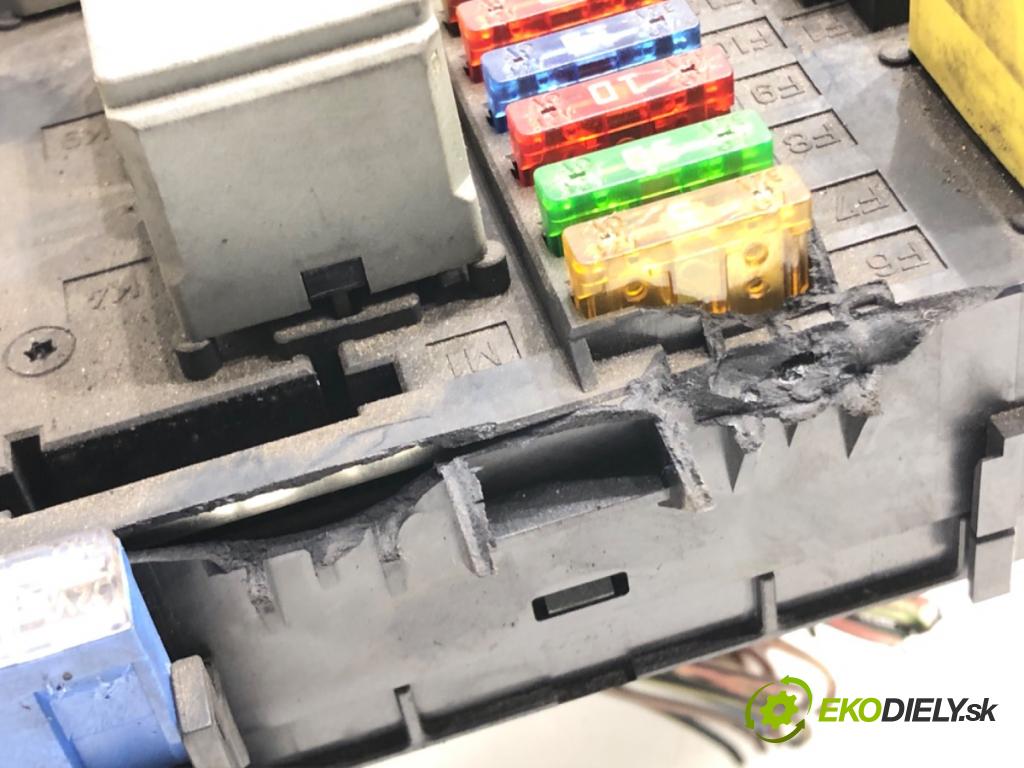 MERCEDES-BENZ VITO Autobus (W639) 2003 - 2022    111 CDI (639.701, 639.703, 639.705) 80 kW [109 KM] olej napędowy 2003 - 2022  skříňka poistková A6395450101 (Pojistkové skříňky)