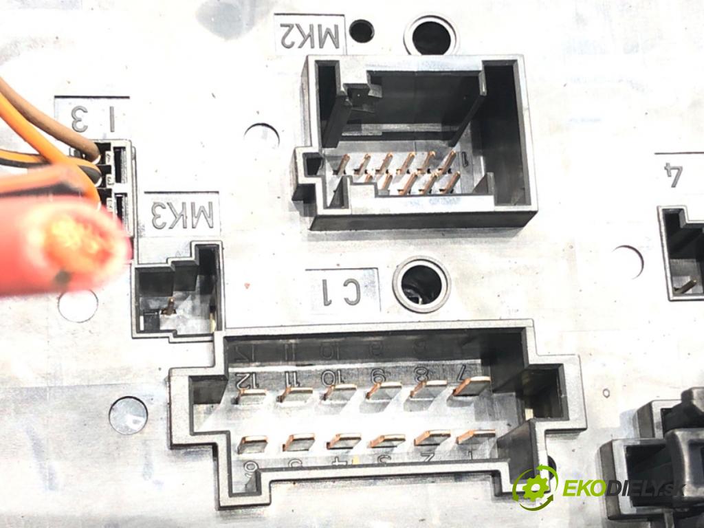 MERCEDES-BENZ VITO Autobus (W639) 2003 - 2022    111 CDI (639.701, 639.703, 639.705) 80 kW [109 KM] olej napędowy 2003 - 2022  skříňka poistková A6395450101 (Pojistkové skříňky)