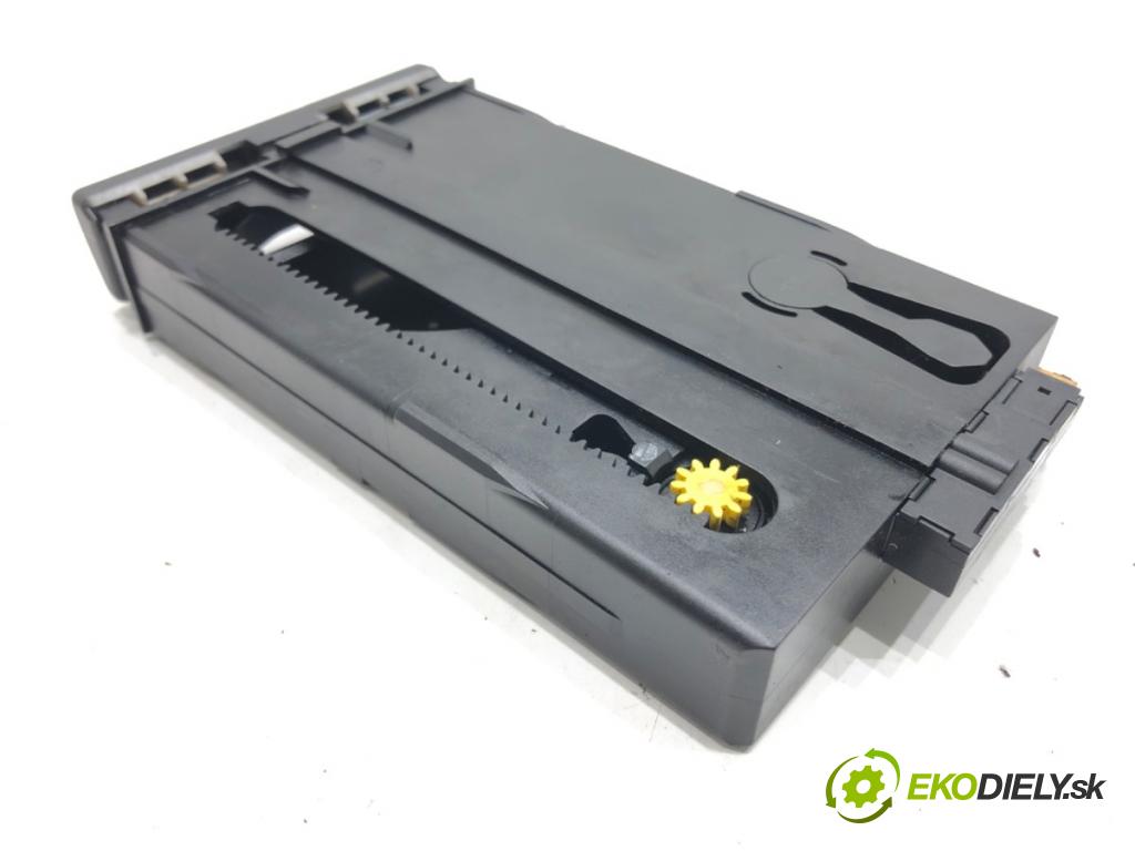 AUDI A4 B5 (8D2) 1994 - 2001    1.8 92 kW [125 KM] benzyna 1994 - 2000  Držiak na nápoje 8D0862534A (Úchyty, držiaky na nápoje)