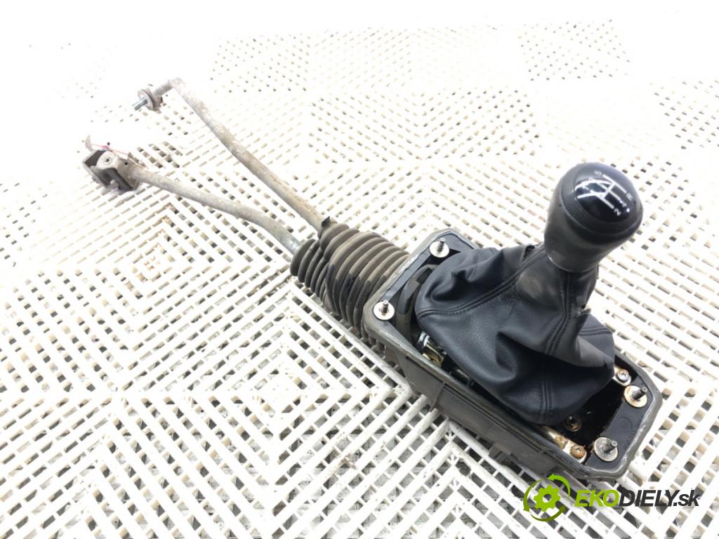 AUDI A4 B5 (8D2) 1994 - 2001    1.8 92 kW [125 KM] benzyna 1994 - 2000  Kulisa 8D0711025AC (Rýchlostné páky / kulisy)