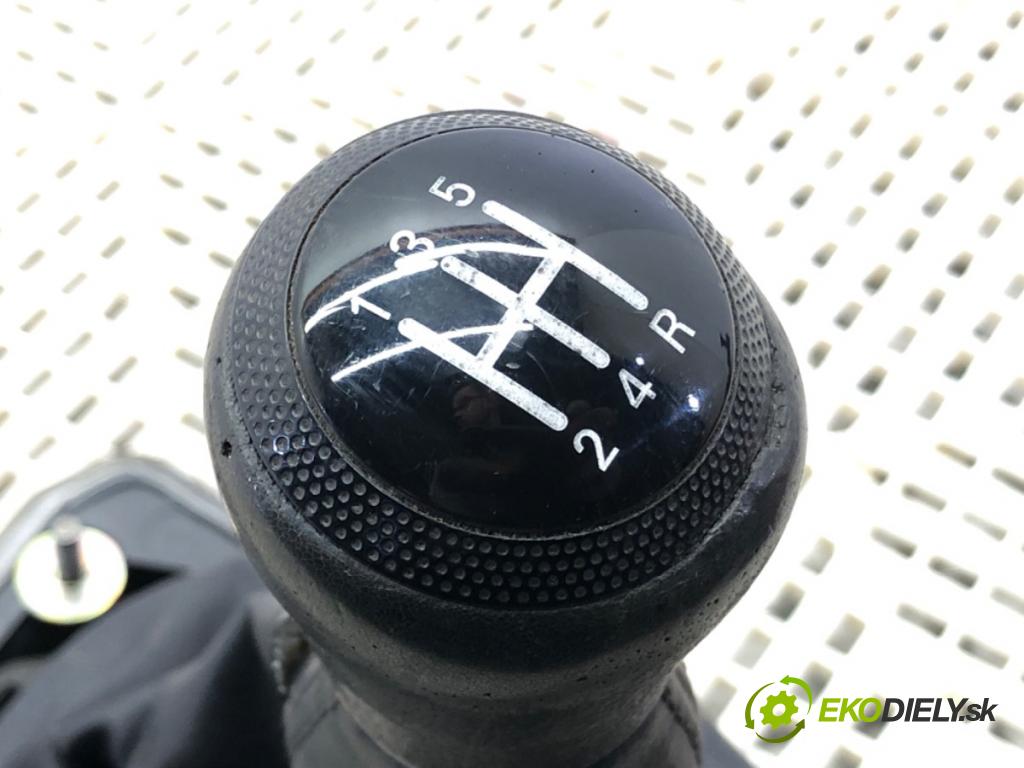 AUDI A4 B5 (8D2) 1994 - 2001    1.8 92 kW [125 KM] benzyna 1994 - 2000  Kulisa 8D0711025AC (Rýchlostné páky / kulisy)