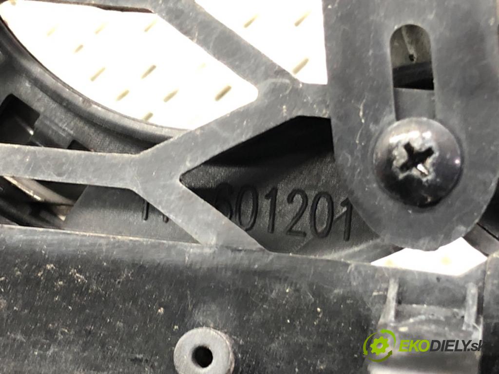 AUDI A4 B5 (8D2) 1994 - 2001    1.8 92 kW [125 KM] benzyna 1994 - 2000  mřížka maska  (Mřížky (masky) chladičů)