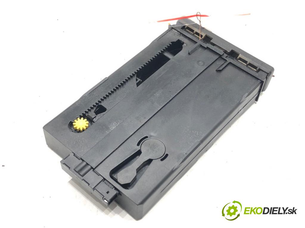 AUDI A4 B5 (8D2) 1994 - 2001    1.8 92 kW [125 KM] benzyna 1994 - 2000  Držiak na nápoje 8D0862534A (Úchyty, držiaky na nápoje)