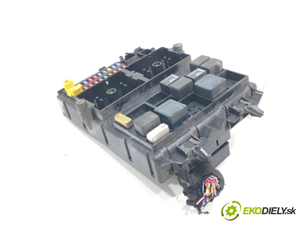 JEEP GRAND CHEROKEE II (WJ, WG) 1998 - 2005    2.7 CRD 4x4 120 kW [163 KM] olej napędowy 2001 - 2005  skříňka poistková 04831433AA (Pojistkové skříňky)