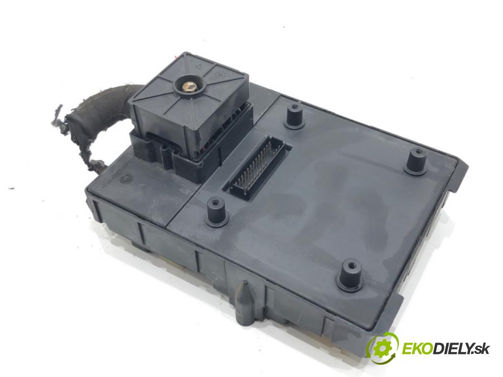 JEEP GRAND CHEROKEE II (WJ, WG) 1998 - 2005    2.7 CRD 4x4 120 kW [163 KM] olej napędowy 2001 - 2005  skříňka poistková 04831433AA (Pojistkové skříňky)