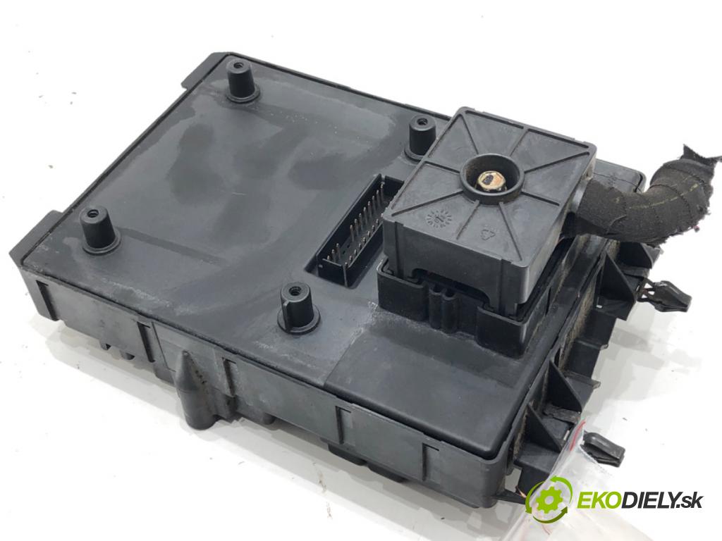 JEEP GRAND CHEROKEE II (WJ, WG) 1998 - 2005    2.7 CRD 4x4 120 kW [163 KM] olej napędowy 2001 - 2005  skříňka poistková 04831433AA (Pojistkové skříňky)