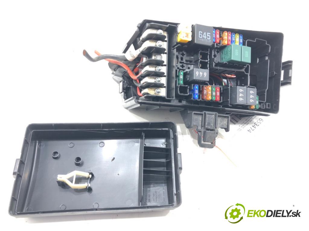 SEAT ATECA (KH7, KHP) 2016 - 2022    1.4 TSI 110 kW [150 KM] benzyna 2016 - 2022  skříňka poistková 5Q0937125G (Pojistkové skříňky)